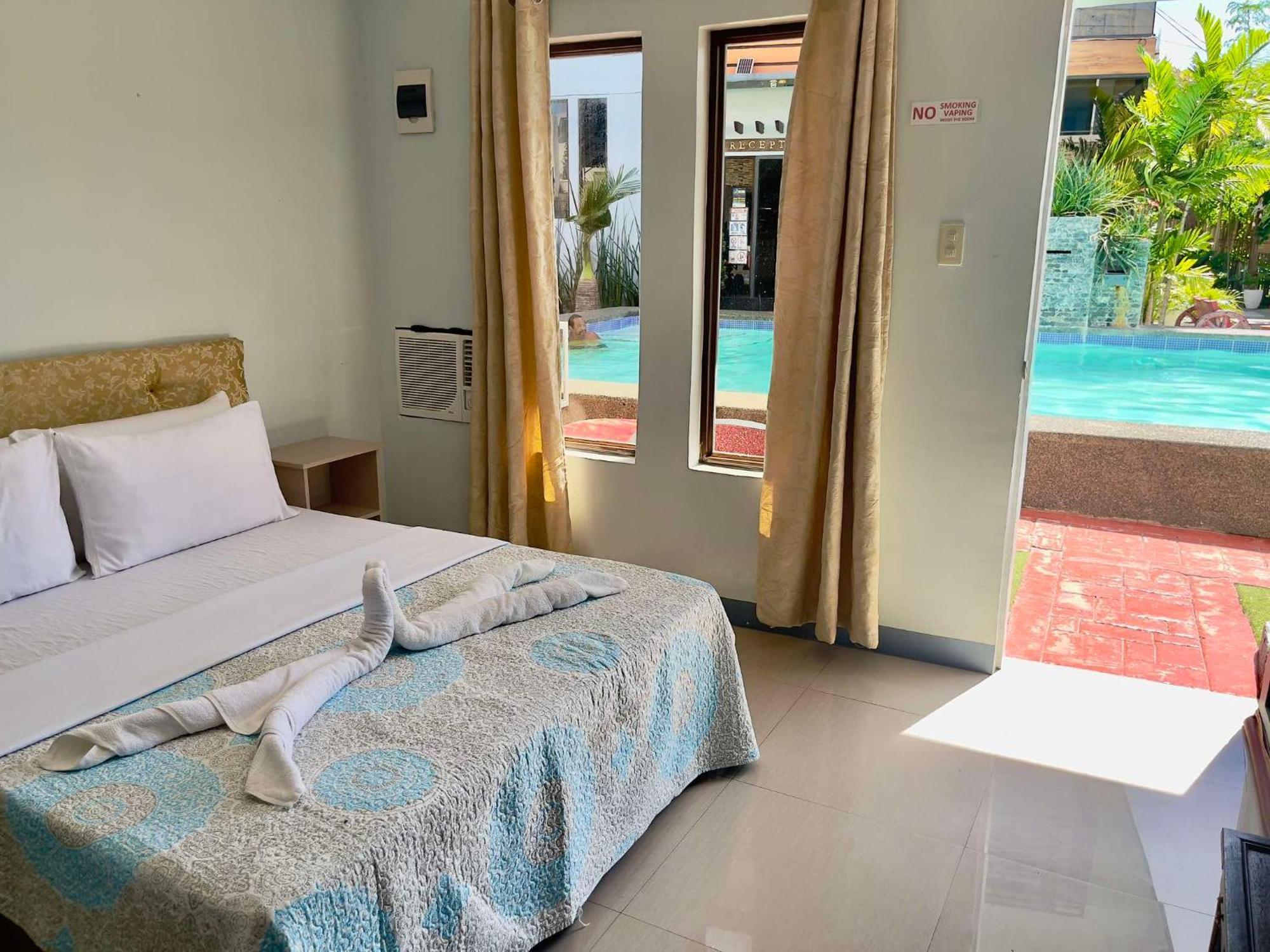 Little Rock Cebu Hotel Мактан Екстериор снимка