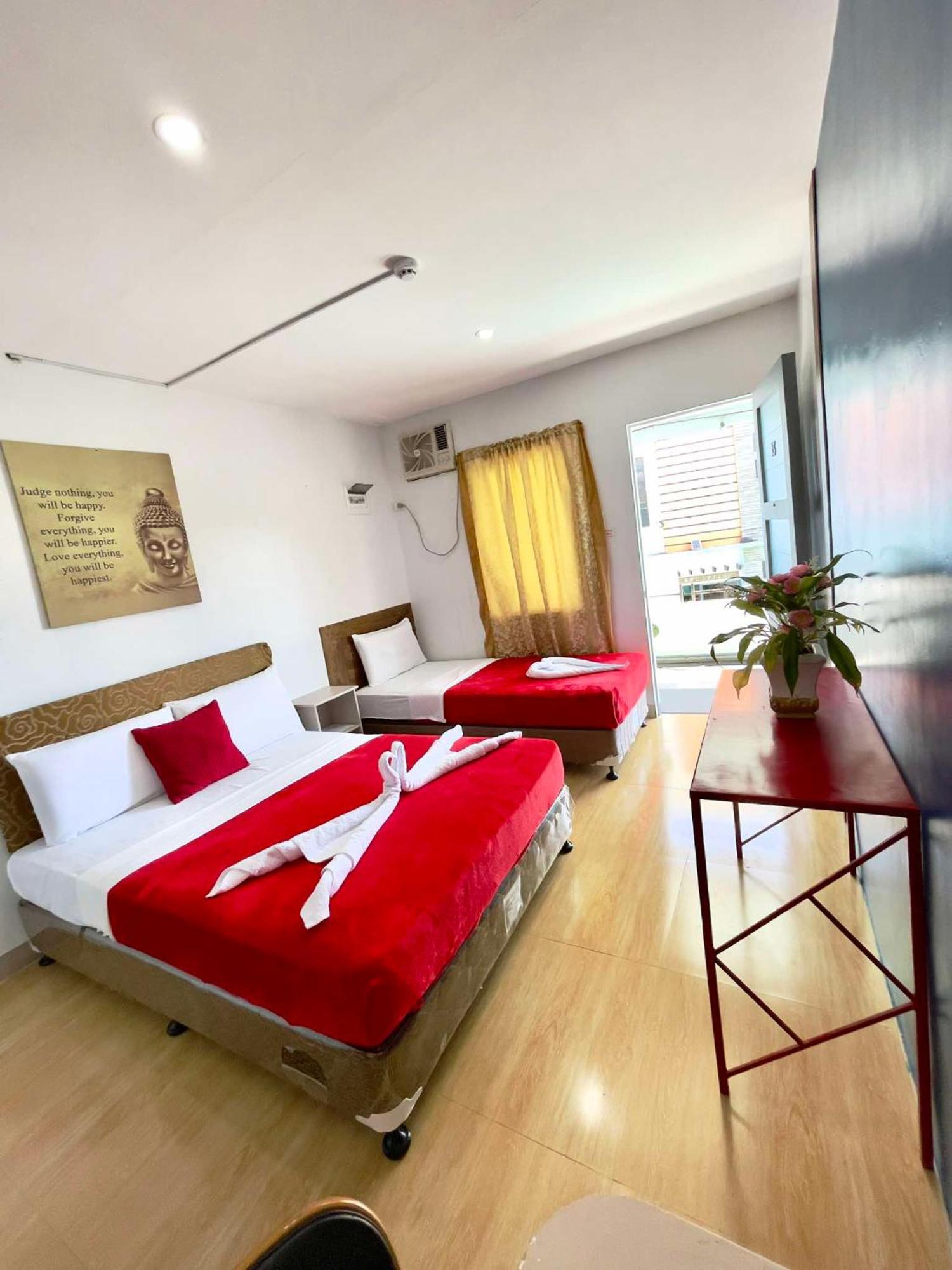 Little Rock Cebu Hotel Мактан Екстериор снимка